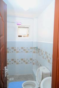 a bathroom with a toilet and a sink at Olive Homes Stylish 3 Bedroom Getaway in Lake View Estate