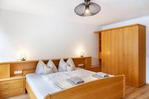 Postel nebo postele na pokoji v ubytování Hotel Sonnblick - Wohnung Klaus