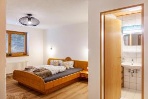 Postel nebo postele na pokoji v ubytování Hotel Sonnblick - Wohnung Klaus