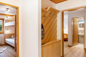 Postel nebo postele na pokoji v ubytování Hotel Sonnblick - Wohnung Klaus