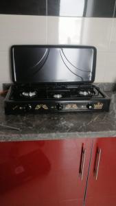 een oven met een kookplaat op een aanrecht bij Le Joyau du Parc Tanger Vue Panoramique Parking Gratuit in Tanger