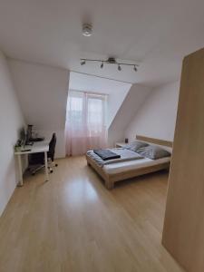 Ένα ή περισσότερα κρεβάτια σε δωμάτιο στο Zentrale 2 Zimmer-Wohnung mit Balkon