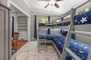 Ένα ή περισσότερα κρεβάτια σε δωμάτιο στο Lake Norman Access, Pool, Hot tub, Epic Game room +87 φωτογραφίες
