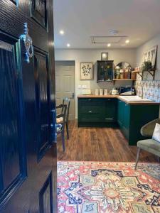 Stunning Private en-suite studio in Cobham廚房或簡易廚房