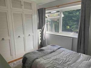 Кровать или кровати в номере Mersea Island Retreat - 4 Bedroom House +37 фотографий