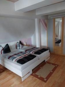 Letto o letti in una camera di Tangermünde Zum S c h m u c k Giebel - Pension & FeWo