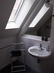un bagno con lavandino e lucernario di Tangermünde Zum S c h m u c k Giebel - Pension & FeWo a Tangermünde