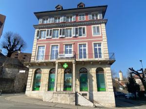 un grande edificio in mattoni all'angolo di una strada di The5Continents III - Youth Hostel by Stay Swiss a Porrentruy