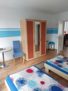 Letto o letti in una camera di Tangermünde Zum S c h m u c k Giebel - Pension & FeWo