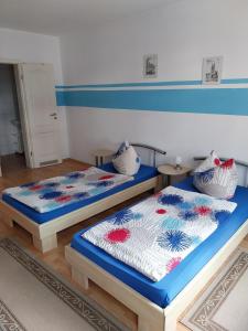 Letto o letti in una camera di Tangermünde Zum S c h m u c k Giebel - Pension & FeWo
