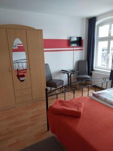Letto o letti in una camera di Tangermünde Zum S c h m u c k Giebel - Pension & FeWo