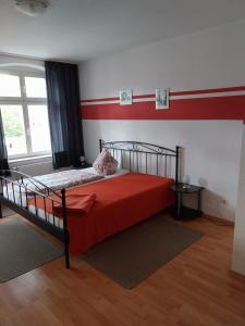 Letto o letti in una camera di Tangermünde Zum S c h m u c k Giebel - Pension & FeWo