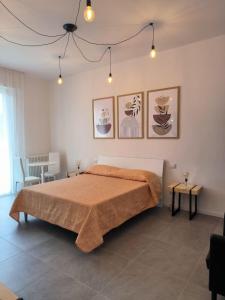 una camera con un letto e tre immagini sul muro di Room 48 Bologna a Bologna