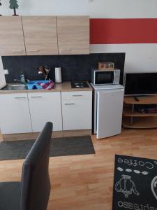 Cucina o angolo cottura di Tangermünde Zum S c h m u c k Giebel - Pension & FeWo
