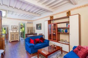 een woonkamer met een blauwe bank en een tafel bij Sweet Tuscany I Due Gigli in Arezzo