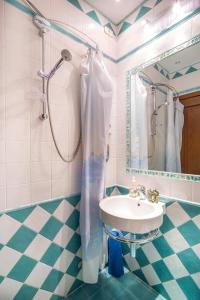 een badkamer met wastafel en douche bij Sweet Tuscany I Due Gigli in Arezzo