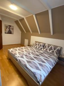 Postel nebo postele na pokoji v ubytování Ferienwohnung- Südsteirischer Traum