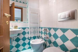 een badkamer met toilet en wastafel bij Sweet Tuscany I Due Gigli in Arezzo +66 foto's