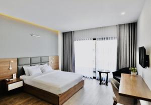 Postel nebo postele na pokoji v ubytování Royal Dragon Boutique Hotel Tan Binh