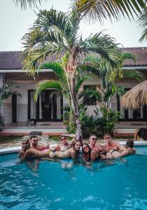 Der Swimmingpool an oder in der Nähe von Clandestino Hostel Canggu