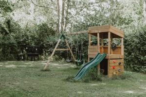 un parque infantil con un tobogán y una torre de juegos en Restaries at Paradise Farm, en Halesworth