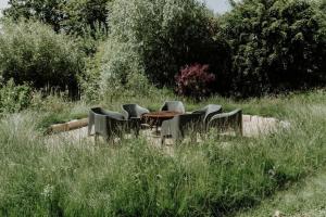 un grupo de sillas sentadas alrededor de una mesa en un campo en Restaries at Paradise Farm, en Halesworth 21 fotos más