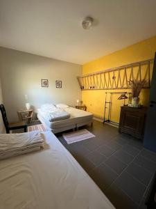 Postel nebo postele na pokoji v ubytování Grand gîte sauna et bain bouillonnant 15 pers