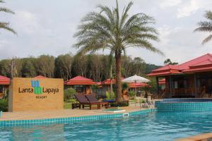 Bazén v ubytování Lanta Lapaya Resort nebo v jeho okolí