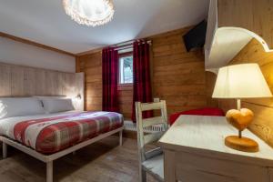 Postel nebo postele na pokoji v ubytování Hotel Petit Dahu - Chambres et Restaurant