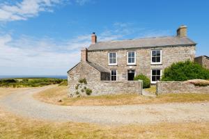 an old stone house on a dirt road at Bosistow Farmhouse in Penzance