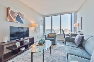 TV a/nebo společenská místnost v ubytování Luxury Apt with Water Views