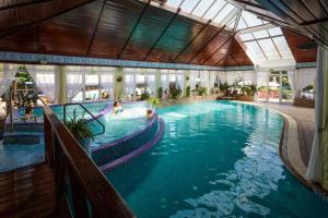 Bazén v ubytování Duna Relax Hotel Ráckeve nebo v jeho okolí