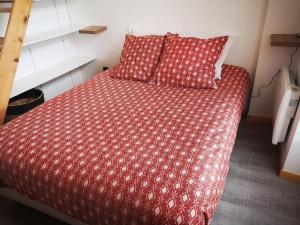 Ένα ή περισσότερα κρεβάτια σε δωμάτιο στο Cosy & calme, centre-ville