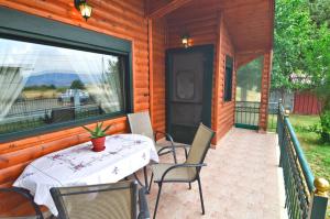 Ban công/sân hiên tại Kleonikis wooden house Kastoria