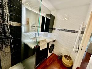 a bathroom with a sink and a shower at ⁂ Charmant 2 pièces centre-ville avec parking in Cagnes-sur-Mer +12 photos