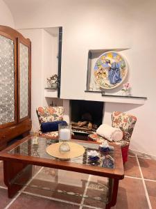 un soggiorno con un tavolo e un piatto sul muro di Villa La Perla Capri a Capri
