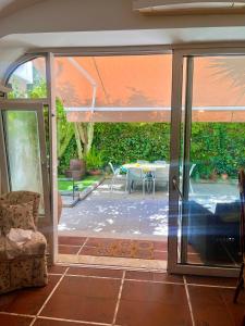una porta a vetri che conduce a un patio con tavolo di Villa La Perla Capri a Capri