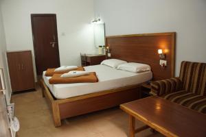 um quarto com uma cama, uma mesa e uma cadeira em Subhash Hotel em Prayagraj