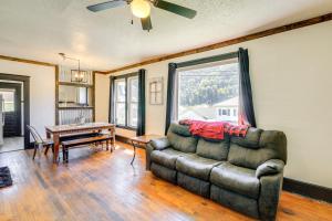 un salon avec un canapé et une table dans l'établissement Williamson Cottage about 2 Mi to Town and Trails!, à Williamson