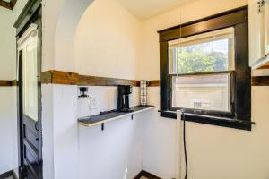 une petite cuisine avec une fenêtre et un évier dans l'établissement Williamson Cottage about 2 Mi to Town and Trails!, à Williamson 17 autres photos