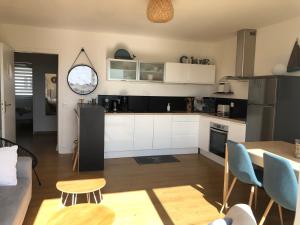 Kuchyň nebo kuchyňský kout v ubytování Appartement vue mer