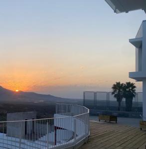 AlcuéscarにあるAlbergue turistico Alcuescar vía de la plataの家のバルコニーから夕日を望めます。