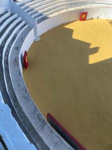 AlcuéscarにあるAlbergue turistico Alcuescar vía de la plataのスタジアムでスケートボードに乗っている人の影 +2枚の写真