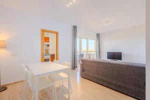 A television and/or entertainment centre at Apartamentos Moon Dreams Almerimar