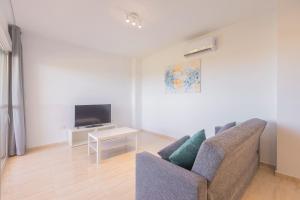 A television and/or entertainment centre at Apartamentos Moon Dreams Almerimar