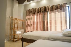 Postel nebo postele na pokoji v ubytování JCzar Suites