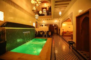 Bazén v ubytování Riad Palais MERYEM nebo v jeho okolí