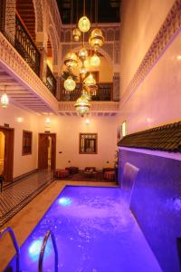 Bazén v ubytování Riad Palais MERYEM nebo v jeho okolí