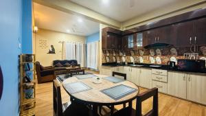 Chitwan Comforts Apt 2的厨房或小厨房