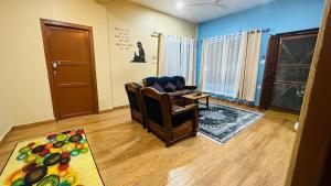 Chitwan Comforts Apt 2的休息区